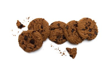 Çikolata parçalı kurabiyeler ve beyaz arka planda kırıntılar ve Üst Manzara.