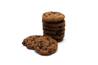 Beyaz arka planda çikolata parçacıklı kurabiye yığını.