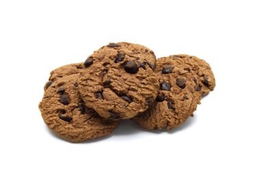 Beyaz arka planda çikolata parçacıklı kurabiye yığını.