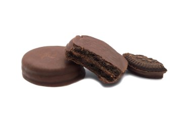 Çikolatalı sandviç kurabiye dolu ve çikolata krema ile kaplanmış beyaz arka plan üzerinde izole.