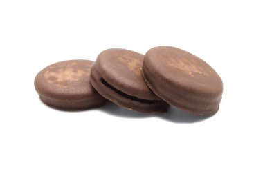 Çikolatalı sandviç kurabiye dolu ve çikolata krema ile kaplanmış beyaz arka plan üzerinde izole.