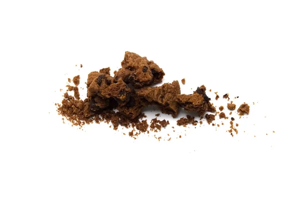 チョコレートチップ風味のクッキー いくつかの壊れたとカリカリおいしい甘い食事と白の背景に便利なビスケットのパン粉 — ストック写真