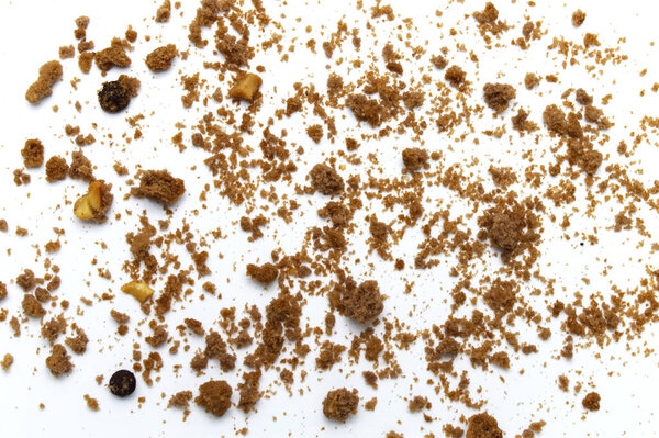 Разбросанные крошки шоколадного печенья на белом фоне
.