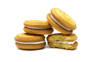 Beyaz arka planda hindistan cevizi kremalı sandviç kurabiyeleri. Bir yığın çıtır bisküvi lezzetli tatlı yemek ve yararlı kraker. Tatlı tatlı atıştırmalık.