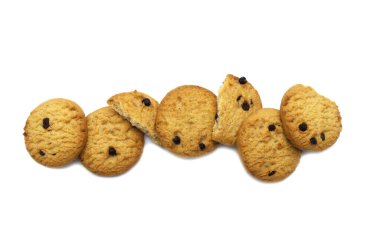 Beyaz arka planda izole edilmiş çikolatalı kurabiyeler. Tatlı bisküviler lezzetli ve çıtır çıtır ev yapımı pastalar..