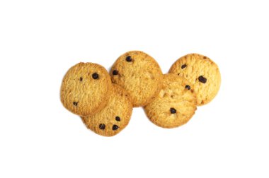 Beyaz arka planda izole edilmiş çikolatalı kurabiyeler. Tatlı bisküviler lezzetli ve çıtır çıtır ev yapımı pastalar..