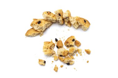 Çikolata parçalı kurabiyeler ve beyaz arka planda izole edilmiş kırıntılar. Tatlı bisküviler lezzetli ve çıtır çıtır ev yapımı pastalar..