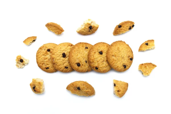 Chocolate Chip Cookies Und Gebrochene Risse Isoliert Auf Weißem Hintergrund — Stockfoto