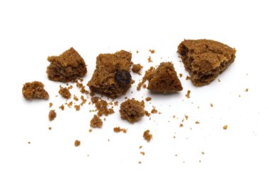 Çikolata aromalı bisküvi. Kırık ve çıtır çıtır tatlı bir yemek ve beyaz arka planda faydalı kurabiyeler..