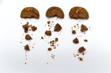 Çikolata aromalı bisküvi. Kırık ve çıtır çıtır tatlı bir yemek ve beyaz arka planda faydalı kurabiyeler..