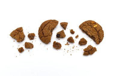 Çikolata aromalı bisküvi. Kırık ve çıtır çıtır tatlı bir yemek ve beyaz arka planda faydalı kurabiyeler..