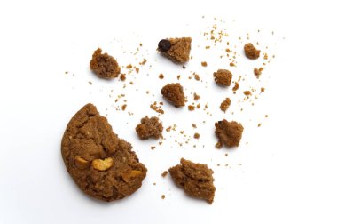 Çikolata aromalı bisküvi. Kırık ve çıtır çıtır tatlı bir yemek ve beyaz arka planda faydalı kurabiyeler..