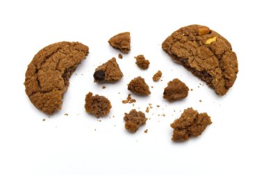 Çikolata aromalı bisküvi. Kırık ve çıtır çıtır tatlı bir yemek ve beyaz arka planda faydalı kurabiyeler..