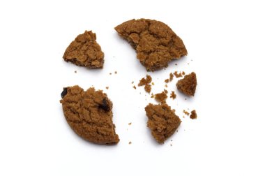 Çikolata aromalı bisküvi. Kırık ve çıtır çıtır tatlı bir yemek ve beyaz arka planda faydalı kurabiyeler..