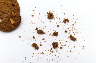 Çikolata aromalı bisküvi. Kırık ve çıtır çıtır tatlı bir yemek ve beyaz arka planda faydalı kurabiyeler.. 