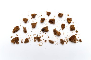 Çikolata aromalı bisküvi. Kırık ve çıtır çıtır tatlı bir yemek ve beyaz arka planda faydalı kurabiyeler.. 