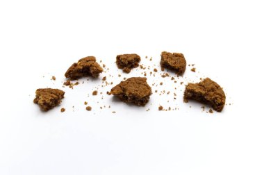 Çikolata aromalı bisküvi. Kırık ve çıtır çıtır lezzetli yemek kırıntıları ve beyaz arka planda kullanışlı kurabiye. Seçici odak.