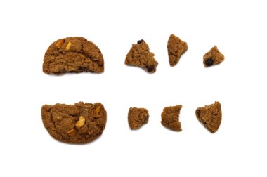 Çikolata aromalı bisküvi. Kırık ve çıtır çıtır lezzetli bir yemek ve beyaz arka planda izole edilmiş faydalı bir kurabiye.. 