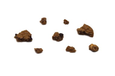 Çikolata aromalı kurabiyeler. Kırık ve çıtır çıtır lezzetli yemekler ve faydalı bisküviler. Beyaz arkaplanda izole.