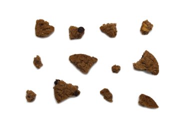 Çikolata aromalı kurabiyeler. Kırık ve çıtır çıtır lezzetli yemekler ve faydalı bisküviler. Beyaz arkaplanda izole.