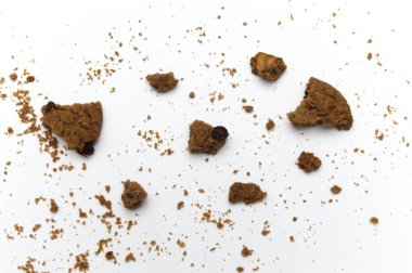 Çikolata aromalı kurabiyeler. Kırık ve çıtır çıtır lezzetli yemekler ve beyaz arka planda yararlı bisküviler..