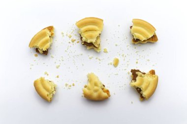 Kremalı kahve ile doldurulmuş sandviç kurabiyeleri. Kırık ve çıtır çıtır lezzetli bir yemek ve beyaz arka planda faydalı bir kurabiye..