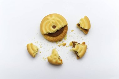 Kremalı kahve ile doldurulmuş sandviç kurabiyeleri. Kırık ve çıtır çıtır lezzetli bir yemek ve beyaz arka planda faydalı bir kurabiye..