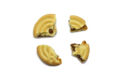 Kremalı kahve ile doldurulmuş sandviç kurabiyeleri. Kırık ve çıtır çıtır lezzetli yemekler ve beyaz arka planda izole edilmiş faydalı kurabiyeler..