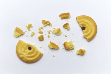 Kremalı kahve ile doldurulmuş sandviç kurabiyeleri. Kırık ve çıtır çıtır lezzetli bir yemek ve beyaz arka planda faydalı bir kurabiye.. 