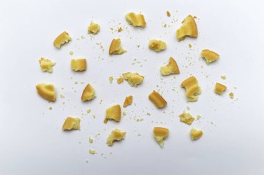 Kremalı kahve ile doldurulmuş sandviç kurabiyeleri. Kırık ve çıtır çıtır lezzetli bir yemek ve beyaz arka planda faydalı bir kurabiye.. 