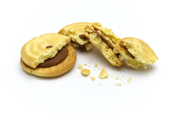 コーヒークリーム風味のサンドイッチクッキー いくつかの壊れたとカリカリおいしい甘い食事と白の背景に有用なクッキーのパン粉 — ストック写真