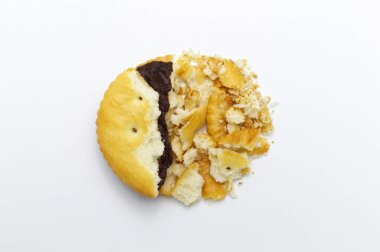 Bisküvi biraz kırık ya da çatlak ve çikolata aromalı sandviç kırıntıları. Çıtır çıtır tatlı yemek ve faydalı kurabiyeler. Beyaz arkaplanda. 