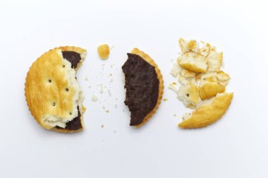 Bisküvi biraz kırık ya da çatlak ve çikolata aromalı sandviç kırıntıları. Çıtır çıtır tatlı yemek ve faydalı kurabiyeler. Beyaz arkaplanda. 