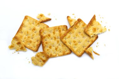 Kırık kare bisküviler beyaz arka planda izole edilmiş. Ezilmiş kuru atıştırmalık.