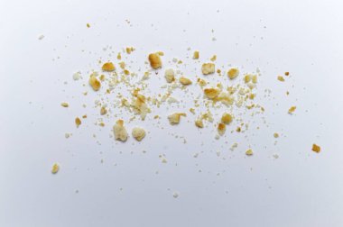 Beyaz arkaplanda dağınık kurabiye kırıntıları.