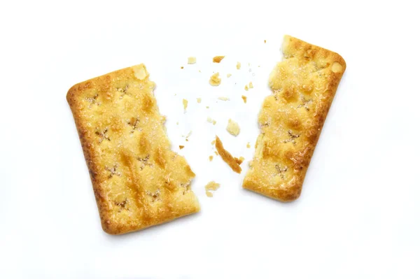 Biscoitos Biscoitos Quadrados Quebrados Isolados Fundo Branco Lanche Seco Esmagado — Fotografia de Stock