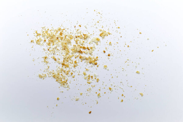 Разбросанные крошки печенья на белом фоне
.