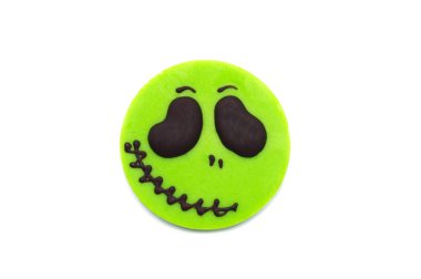 Beyaz arka planda izole edilmiş tatlı Cadılar Bayramı zencefilli çikolatalı kurabiyesi. Tatil festivali için ev yapımı bisküvi. Parti için ikramlar. Üst görünüm.