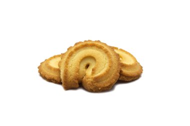 Beyaz arka planda izole edilmiş çeşitli Noel tereyağlı kurabiyeler. Sezon kutlamaları için atıştırmalık.. 