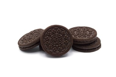 Beyaz arka planda izole edilmiş Oreo Bisküvileri. Çikolatalı sandviç. Kremalı. Tayland 'da en çok satan tatlı.. 