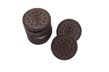 Beyaz arka planda izole edilmiş Oreo Bisküvileri. Tatlı kremalı sandviç çikolatalı kurabiyeler Tayland 'da en çok satan tatlıdır..