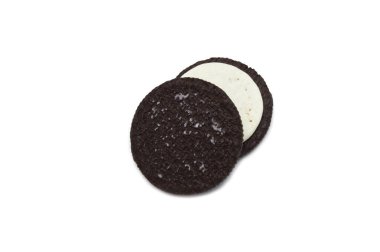 Çikolatalı sandviç ve kremalı kurabiye beyaz arka planda izole edilir..