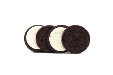 Beyaz arka planda izole edilmiş bisküviler. Çikolatalı ve kremalı sandviç..