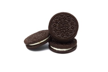 Beyaz arka planda izole edilmiş Oreo Bisküvileri. Çikolatalı sandviç. Kremalı. Tayland 'da en çok satan tatlı.. 