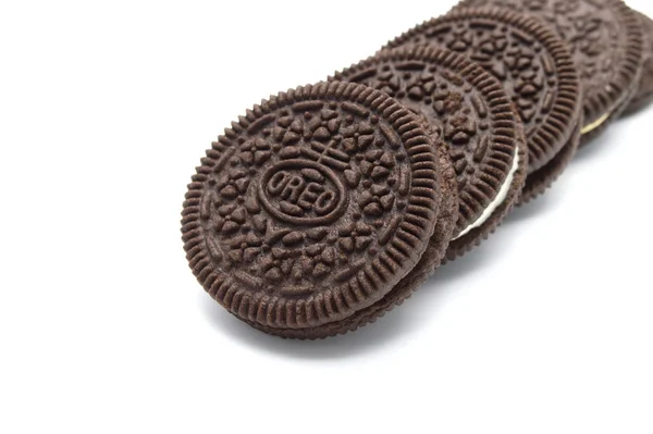 Oreo Kekse Auf Weißem Hintergrund Stapel Sandwich Schokoladenkekse Verschiedene Füllung — Stockfoto