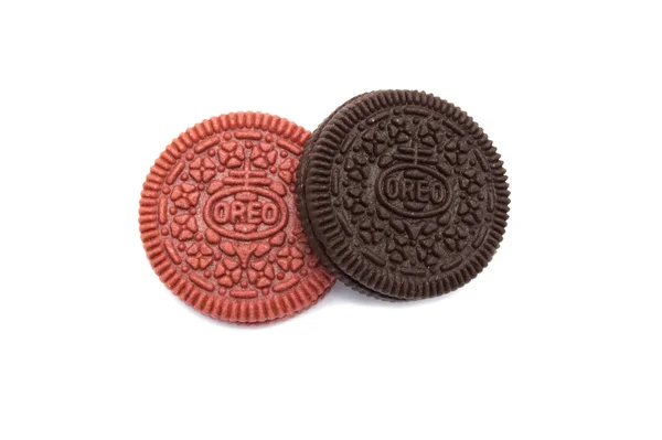 Oreo Biscuits Isolerad Vit Bakgrund Det Röd Sammet Med Cheesecake — Stockfoto
