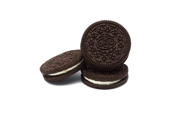 Oreo Biscuits Isolerad Vit Bakgrund Det Smörgås Choklad Kakor Med — Stockfoto
