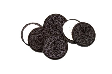 Beyaz arka planda izole edilmiş Oreo Bisküvileri. Tatlı kremalı sandviç çikolatalı kurabiyeler Tayland 'da en çok satan tatlıdır..