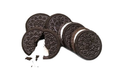 Oreo Bisküvileri. Beyaz arka planda izole edilmiş kırık ve kırıntılar. Vanilyalı çikolatalı sandviç kurabiyeleri.. 