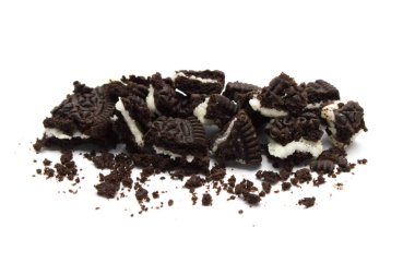 Beyaz arka planda kırıntıları olan Oreo Bisküvileri. Çikolata kremalı bir sandviç kurabiyesi. Tayland 'ın en çok satan tatlısıdır. Seçici odak.